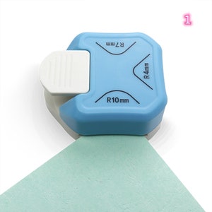 Puede incluir: Redondeador de esquinas de pl&aacute;stico azul con una palanca blanca. El redondeador de esquinas tiene tres tama&ntilde;os de radio diferentes: R4mm, R7mm y R10mm.