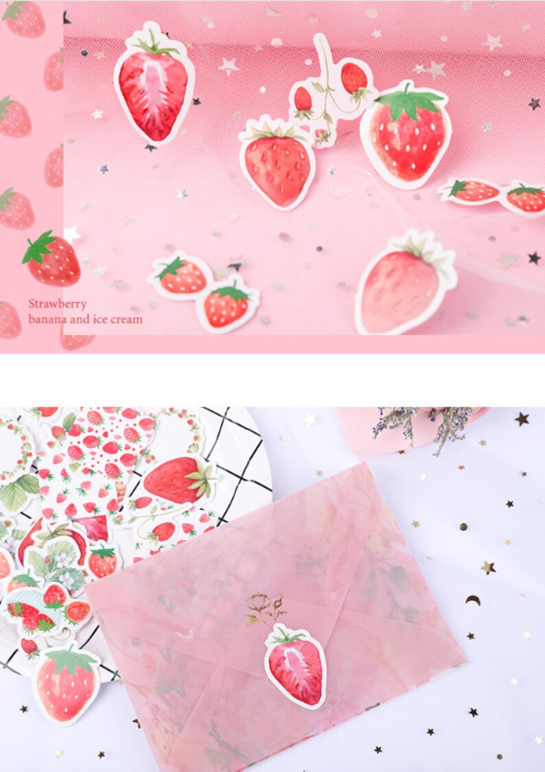 K&ouml;nnte beinhalten: Eine Bogen mit Aufklebern mit Aquarell-Illustrationen von Erdbeeren. Die Aufkleber befinden sich auf einem rosa Hintergrund mit goldenen Glitzersternen. Der Text "Strawberry banana and ice cream" ist auf dem Bogen gedruckt.