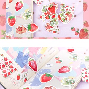 K&ouml;nnte beinhalten: Ein Bogen mit bunten Aufklebern mit Illustrationen von Erdbeeren in verschiedenen Posen, darunter ein Korb mit Erdbeeren, eine Erdbeerpflanze und einzelne Erdbeeren. Die Aufkleber sind perfekt, um Tageb&uuml;chern, Planern und anderen Bastelprojekten einen Hauch von Verspieltheit zu verleihen.