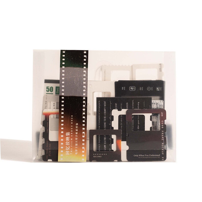 K&ouml;nnte beinhalten: Ein Satz schwarz-wei&szlig;er Filmrahmen-Mockups mit dem Text "Only When You Understand" und "20 6608 FRAME MOCKUP FF" darauf gedruckt. Die Mockups befinden sich in einem durchsichtigen Plastikbeutel mit einer Filmrolle und einem 50-Peso-Schein.