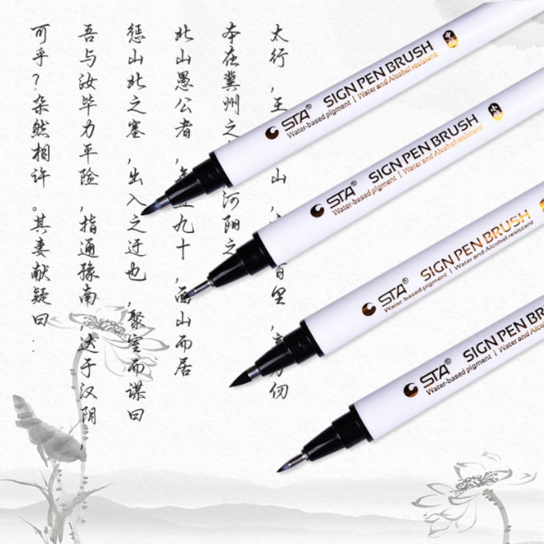 以下が含まれることがあります： 黒い先端を持つ白いサインペンブラシが4本。ブラシには「STA SIGN PEN BRUSH」と「Water-based pigment | Water and Alcohol resistant」という金色の文字が書かれています。