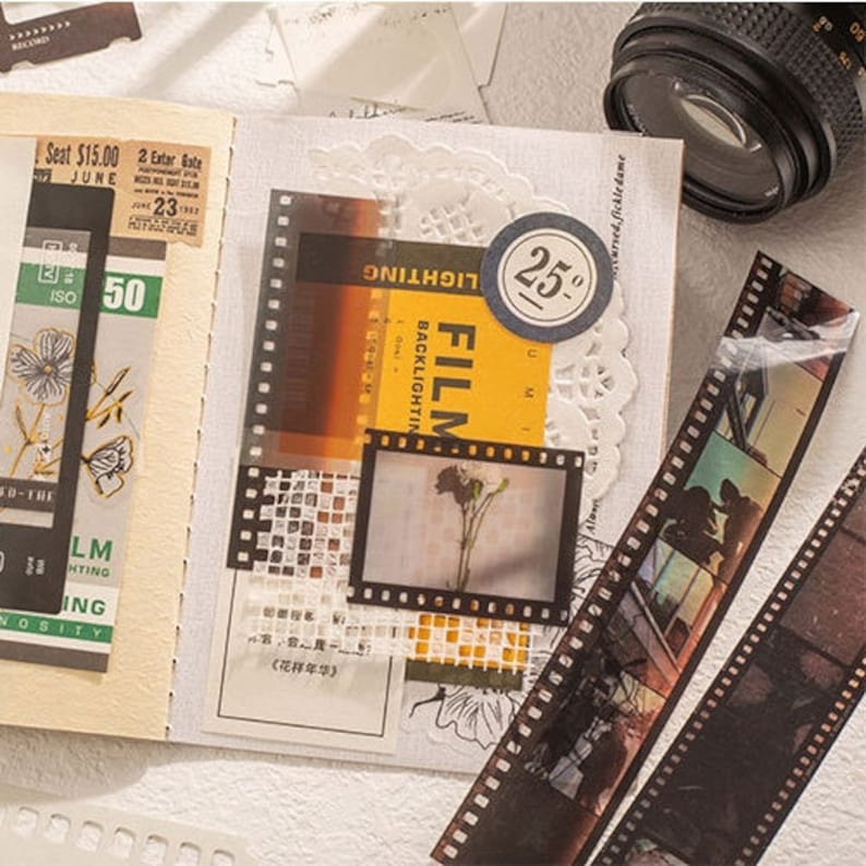 K&ouml;nnte beinhalten: Eine Sammlung von Vintage-Aufklebern und Washi-Tape zum Thema Film. Die Aufkleber zeigen ein Filmstreifen-Design mit den Worten "FILM" und "BACKLIGHTING" in Gelb und Schwarz. Das Washi-Tape ist schwarzwei&szlig; mit einem Filmstreifen-Design. Die Aufkleber und das Tape sind auf einem wei&szlig;en Hintergrund angeordnet.