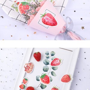 K&ouml;nnte beinhalten: Ein Set mit Aquarell-Erdbeer-Stickern. Die Sticker zeigen rote Erdbeeren mit gr&uuml;nen Bl&auml;ttern und sind perfekt, um Planern, Tageb&uuml;chern und anderen Bastelprojekten einen Hauch von Verspieltheit zu verleihen.