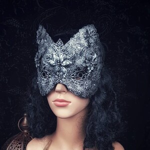 masque de chat fleur , masque aveugle, masque fantaisie, casque gothique, couronne gothique, méduse, cosplay, masque en métal, réalisé sur commande image 1