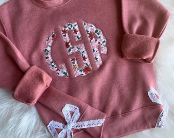 Sudadera con monograma personalizado para niños con lazo lateral de encaje - Sudadera de cuello redondo bordada - Cuello redondo con bordado floral - Personalizada + Regalo