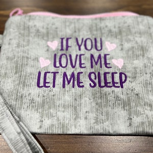 Bolso/Muñequera bordado a mano con cremallera, clip y forro de tela - "Si me amas, déjame dormir"