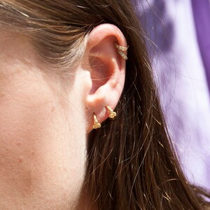 Pequeño 18ct Blanco relleno de oro Claro Cz Cristal Durmiente Huggie Aro Pendientes de Reino Unido