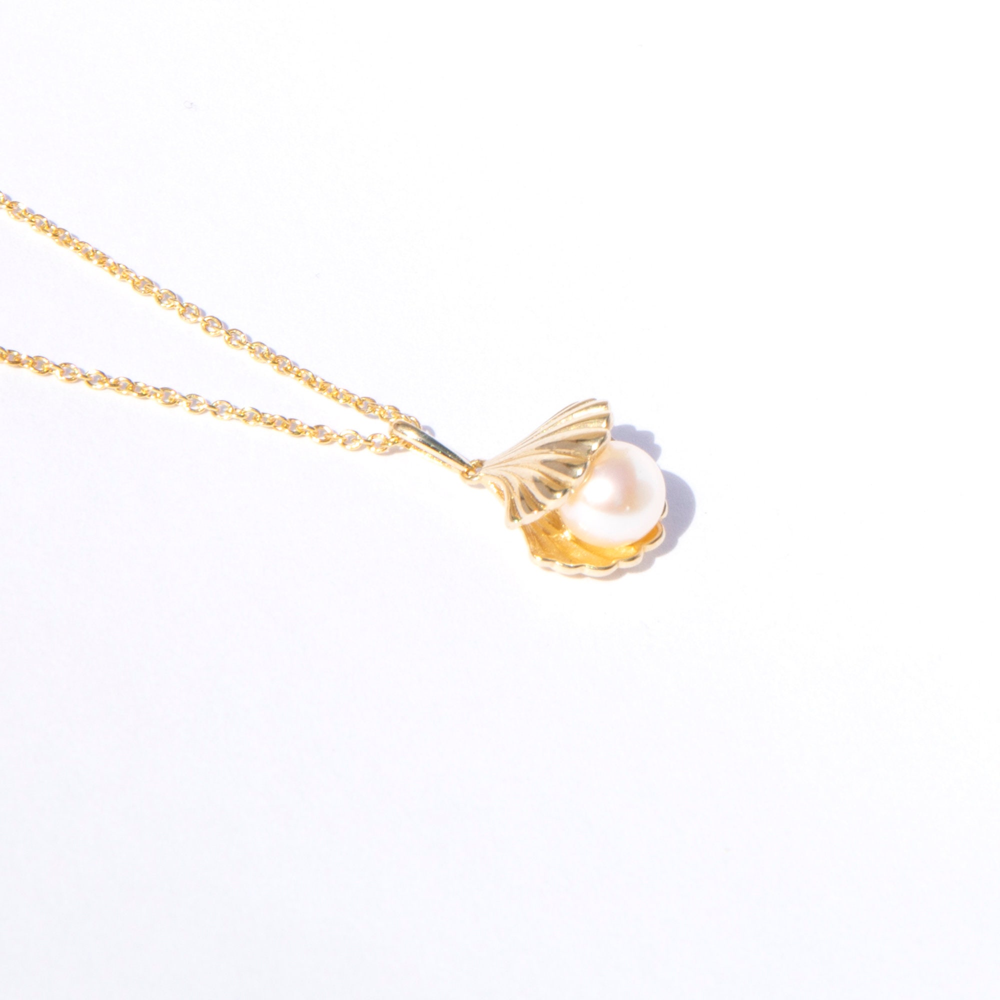 Clam shell pearl best sale necklace