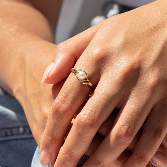 9ct gold - pearl antique ring - diamond ring - pea