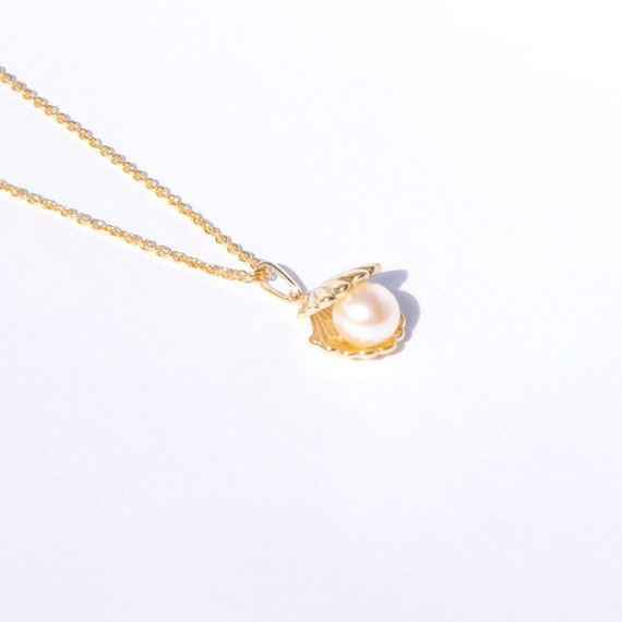 Clam shell pearl best sale necklace