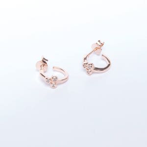 Pequeño 18ct Blanco relleno de oro Claro Cz Cristal Durmiente Huggie Aro Pendientes de Reino Unido