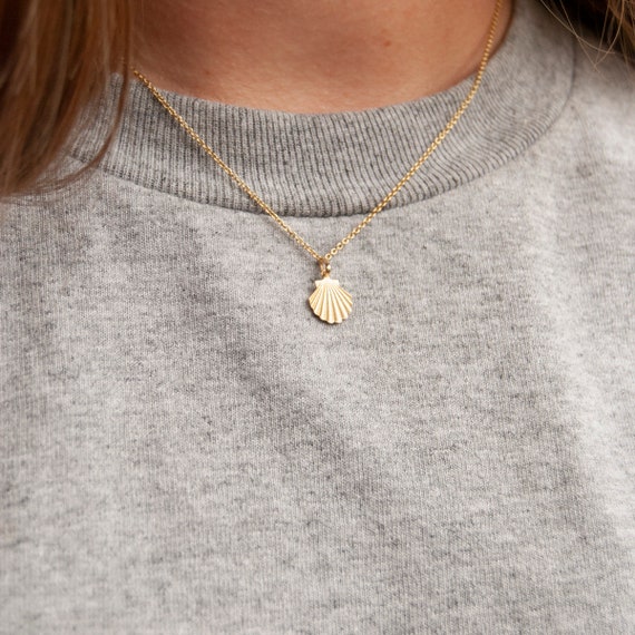 Gold shell on sale pendant necklace