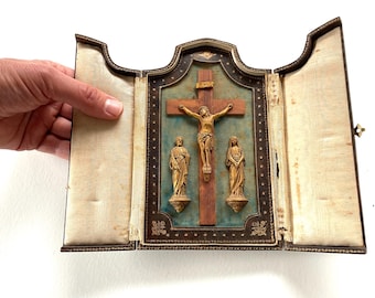 Travel crucifix box decorated with leather