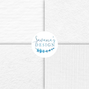 Puede incluir: Cuatro muestras de papel blanco texturizado con un logotipo en el centro que dice "Savana's DESIGN" con un dise&ntilde;o floral azul acuarela.