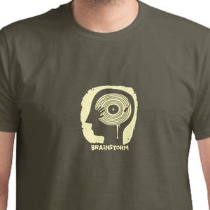 T-shirt Brainstorm, Fan de vinyle, Amateur de musique, Beige clair sur Kaki, Imprimé à la main, T-shirt en coton, Cadeau pour lui, Mode Homme, Sérigraphie