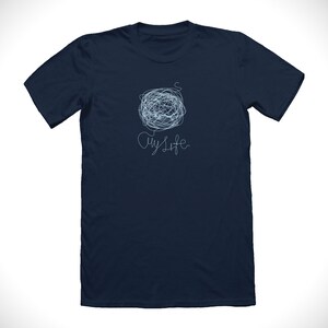Op de afbeelding: Een marineblauw t-shirt met een witte afbeelding van een wirwar van lijnen en de tekst "My Life".