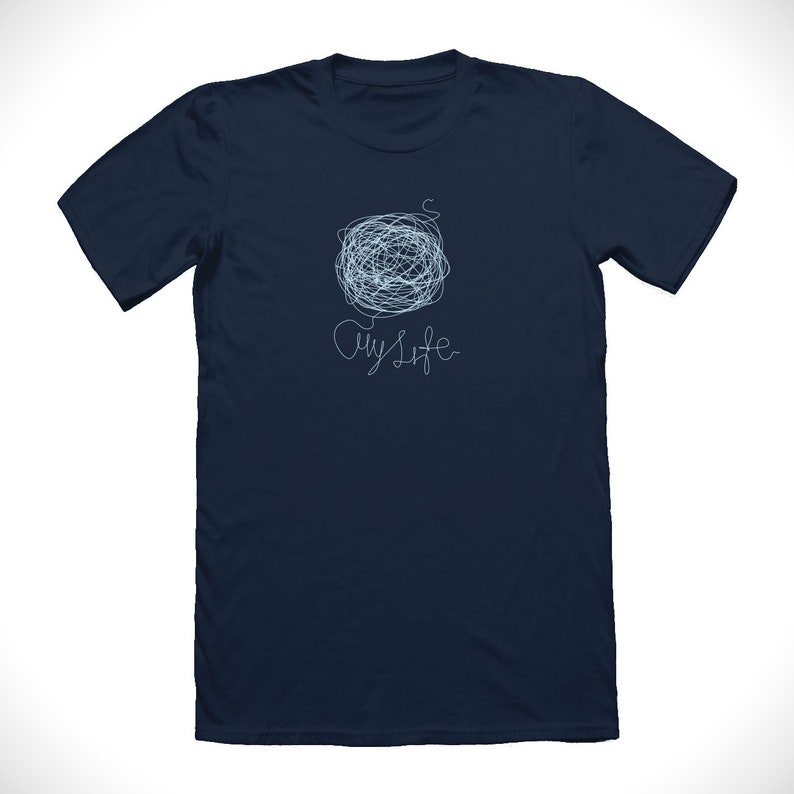 Op de afbeelding: Een marineblauw t-shirt met een witte afbeelding van een wirwar van lijnen en de tekst "My Life".