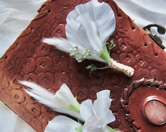 Boutonniere de guisantes dulces y pampas / flores de ojal