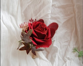 Boutonniere de rosa roja / flores de ojal