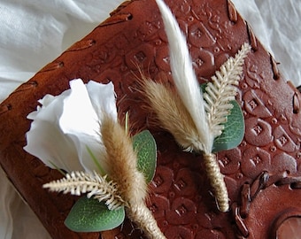 Rosa blanca y flores secas mixtas Boutonniere / Flores de ojal