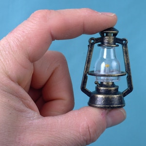 Mini Vintage Kerosene Lamp Decoration, 2 INCH Dollhouse Kerosene Lamp, Fake Oil Lamp, dollhouse Miniatures, miniature accessories 1:6 scale