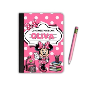 Puede incluir: Un cuaderno de composición rosa con lunares blancos y el nombre "OLIVA" en letras rosas. La portada presenta una ilustración de Minnie Mouse y una mochila rosa. Un lápiz rosa descansa junto al cuaderno.