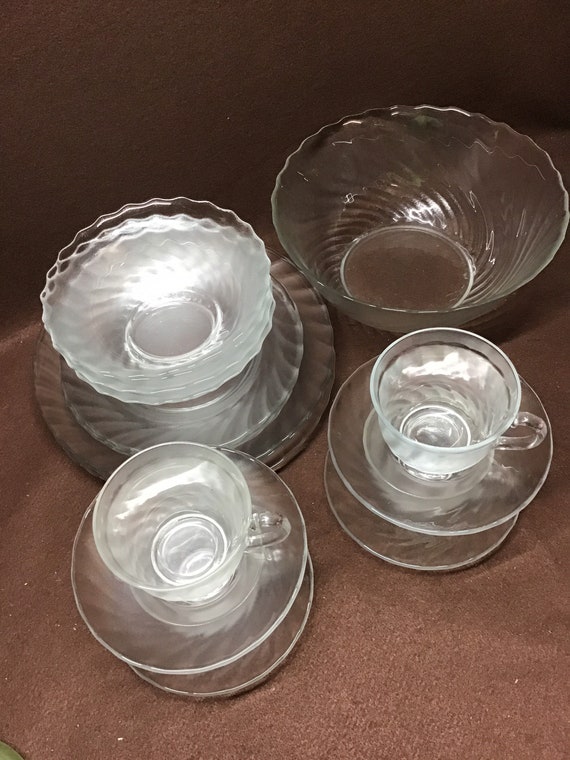 Juego de vajilla de vidrio transparente con patrón de remolino Arcoroc  vintage. 21 piezas -  España