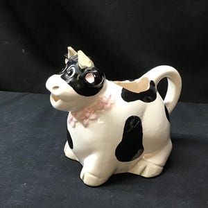 Ceramic Holstein Cow Creamer pitcher. Cow with pink flowers around her neck. Cow Decor. Holstein cow decor. Farmhouse decor. Country decor.