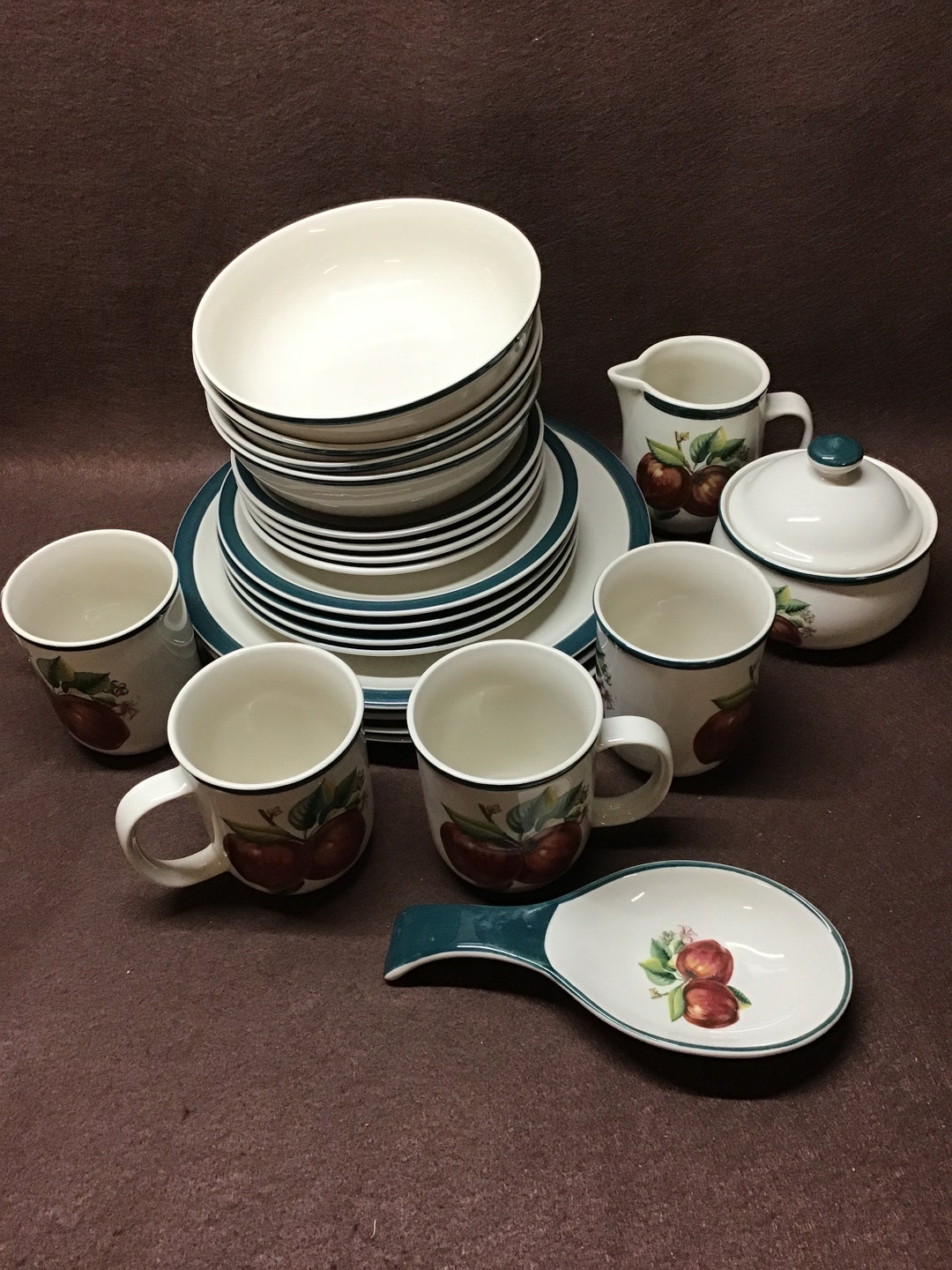 Vintage Casuals by China Pearl. Apples Design. Dinnerware. 23 Pieces