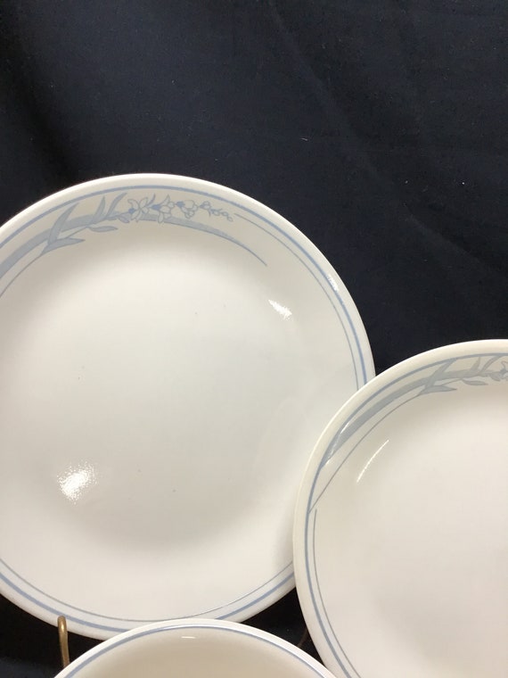 Corelle Blue Lilly Dinnerware by Corning Set of 16 piece 4 Place Table