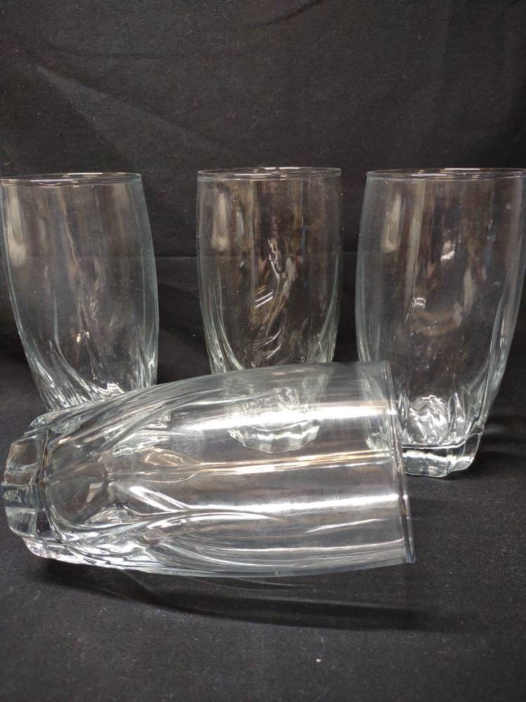 Flat Bottom Wine Glasses - An Ergonomic Swirl Design