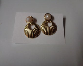 Vintage Gold and Pearl Clip On Earrings