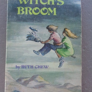 Vintage 1977 Scholastic Witch&#39;s Broom by Ruth Chew SC Book TX 4061