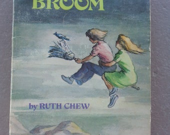 Vintage 1977 Scholastic Witch's Broom by Ruth Chew SC Book TX 4061