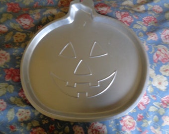 Vintage 1998 Wilton Pumpkin Jack O Lantern Metal Cake Tin