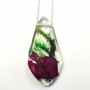Forrest Anhänger Halskette - Terrarium Anhänger tropfenförmig - Moos und Rosenblüten