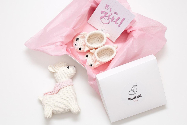 Coffret cadeau bébé avec un lama et chaussons en crochet | Créatrice ETSY : MamalamaKids