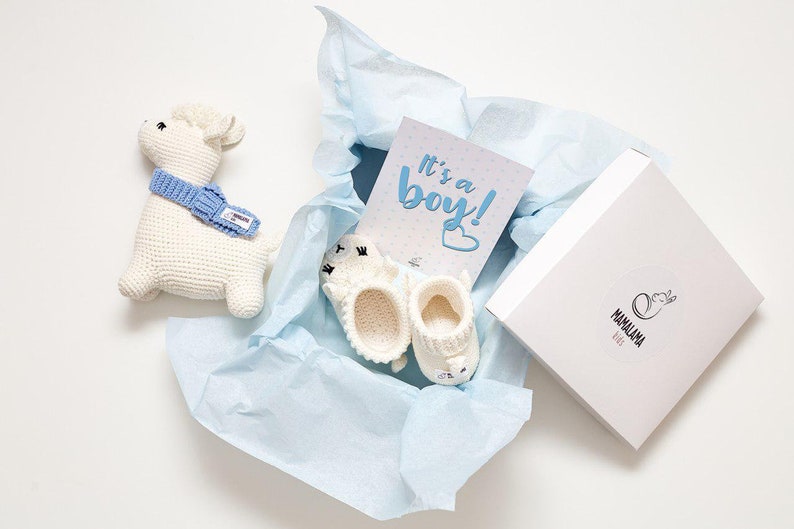 Coffret cadeau bébé avec un lama et chaussons en crochet - Créatrice ETSY : MamalamaKids