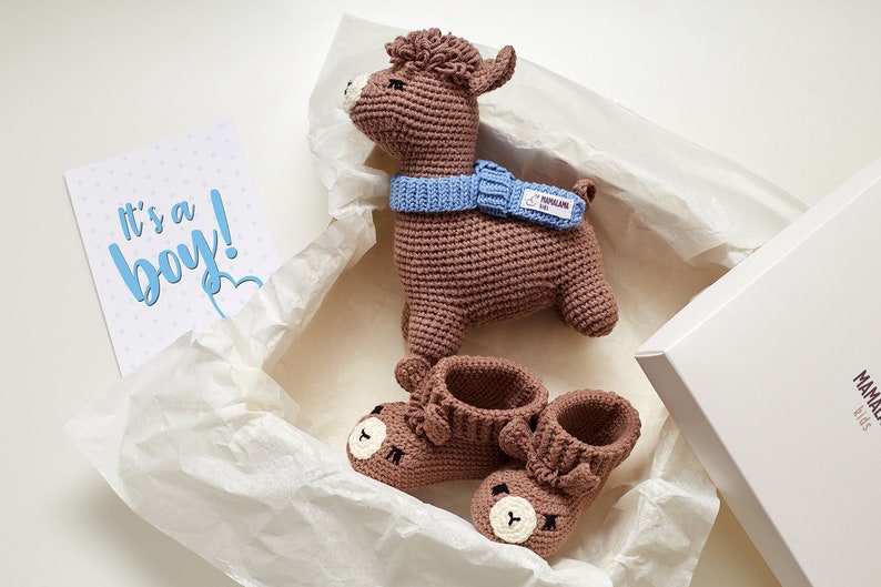 Coffret cadeau bébé avec un lama et chaussons en crochet - Créatrice ETSY : MamalamaKids