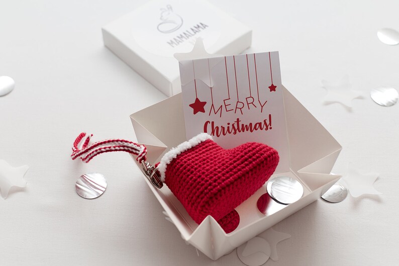 Weihnachtsgeschenkbox mit gehäkeltem rotem Nikolausstiefel und Merry Christmas Geschenkkarte. Süße Schwangerschaftsgeschenke Gastgeschenke Bild 2
