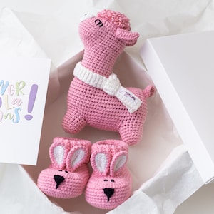 Schwangerschaft Geschenkkorb für neue Baby Mädchen offenbaren Süße rosa Häschen Booties für Neugeborene Es ist ein Mädchen Baby-Dusche Neue Mama Geschenkidee Kinderzimmer 22/10 Booties + llama set