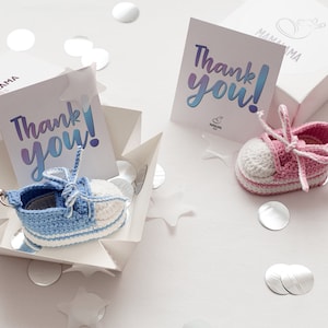 Junge Mädchen Baby Shower Gender Reveal Party Gastgeschenk Boxen für Gäste mit kleinen süßen gehäkelten Baby Bootie Sneaker Schlüsselanhänger Schmuckstück