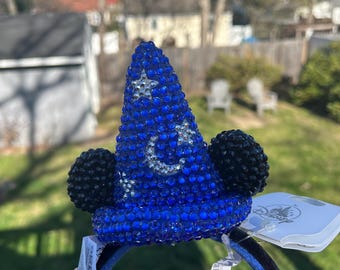 Diadema de peluche con forma de sombrero de Fantasía inspirada en Mickey Mouse, adornada con lentejuelas y llavero.