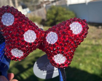 Peluche con diadema de lazo inspirada en Minnie Mouse, adornada con brillantes y llavero.