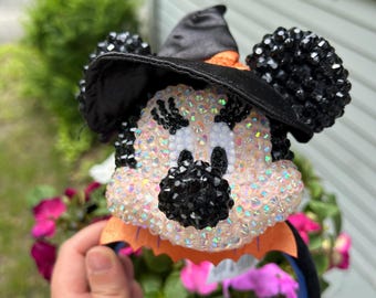 Diadema de peluche y llavero inspirados en Minnie Mouse bruja de Halloween con incrustaciones de pedrería.
