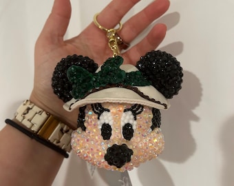 Diadema de peluche y llavero inspirados en Minnie Mouse con diseño de safari y adornos brillantes.