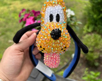 Diadema de peluche y llavero inspirados en Pluto de Disney con incrustaciones de pedrería.