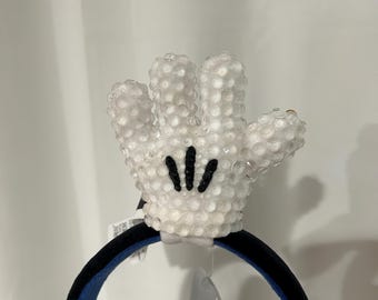 Diadema de peluche y llavero inspirados en el guante de Mickey Mouse con incrustaciones de pedrería.
