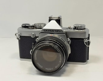 Cámara réflex de película Olympus OM-1N, lente F.zuiko Auto-s 50 mm f/1,8, cuero azul marino, modelos personalizados, probados y en funcionamiento.