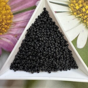 Perle di vetro Preciosa nere opache, 11/0, 10 gr., 2 mm, perle di vetro ceche, opache